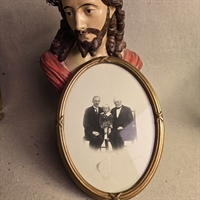 oval-rillet-trae-ramme-kryds-dekoration-gammel-fotoramme-buet-glas-tre-personer-paa-foto